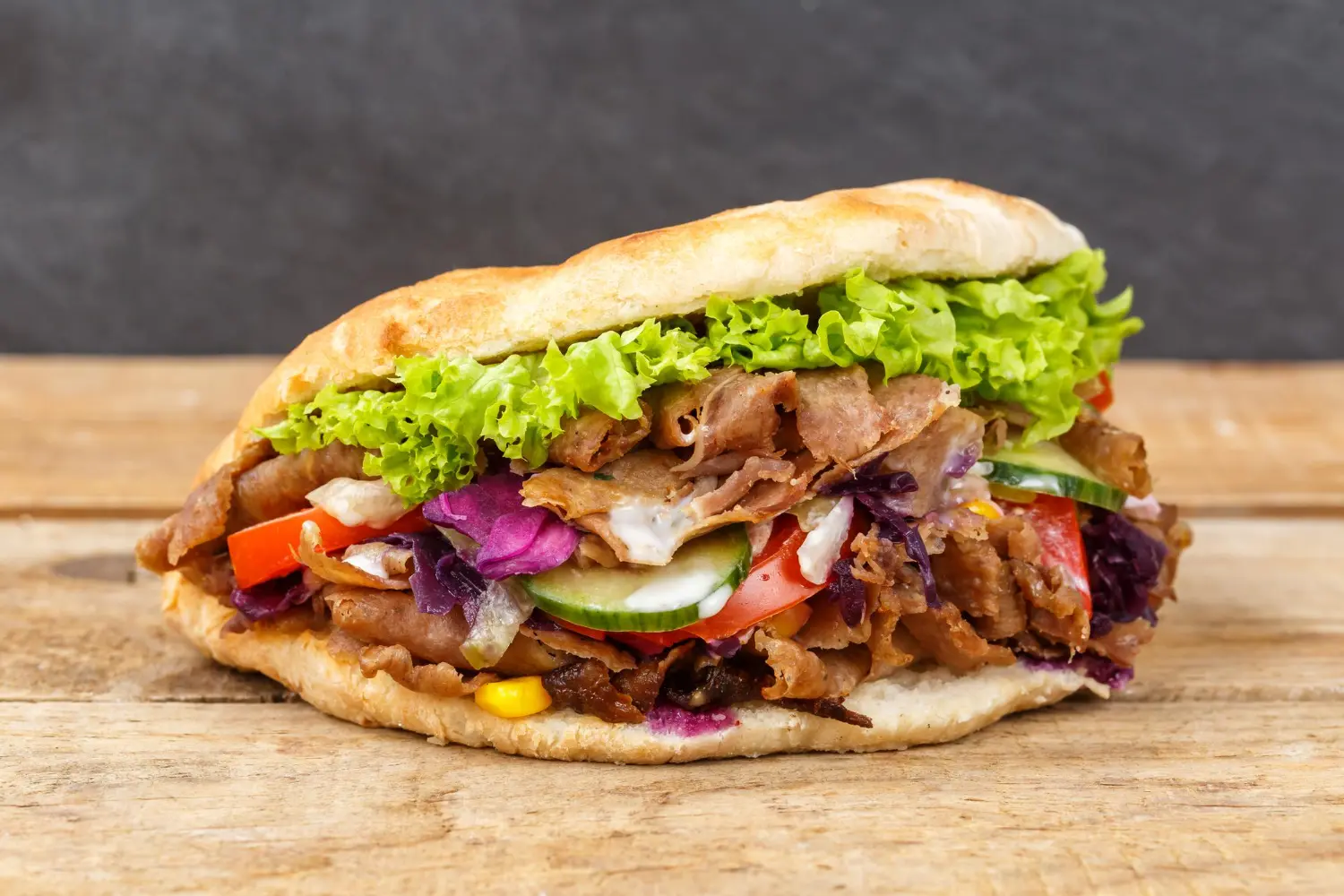 Panino kebab farcito con verdure