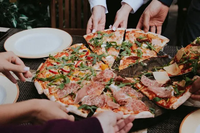 Pizza rotonda vista dall'alto